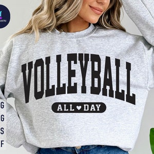 Puede incluir: Una sudadera gris con el texto "VOLLEYBALL ALL &hearts; DAY" en negro. El texto est&aacute; en una fuente grande y en negrita y est&aacute; centrado en la sudadera.