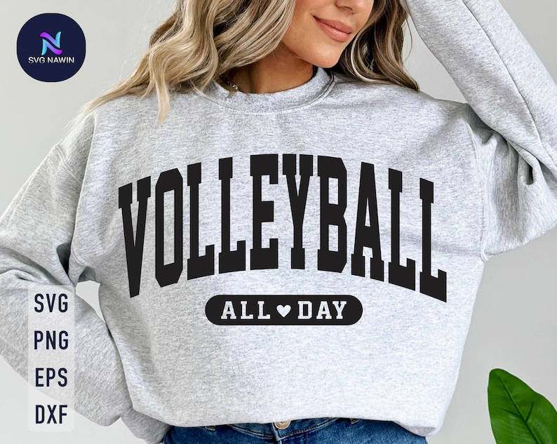 Puede incluir: Una sudadera gris con el texto "VOLLEYBALL ALL &hearts; DAY" en negro. El texto est&aacute; en una fuente grande y en negrita y est&aacute; centrado en la sudadera.
