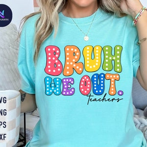 以下が含まれることがあります： レインボーカラーの白ドットで「Bruh We Out. Teachers」と書かれたターコイズブルーのTシャツです。