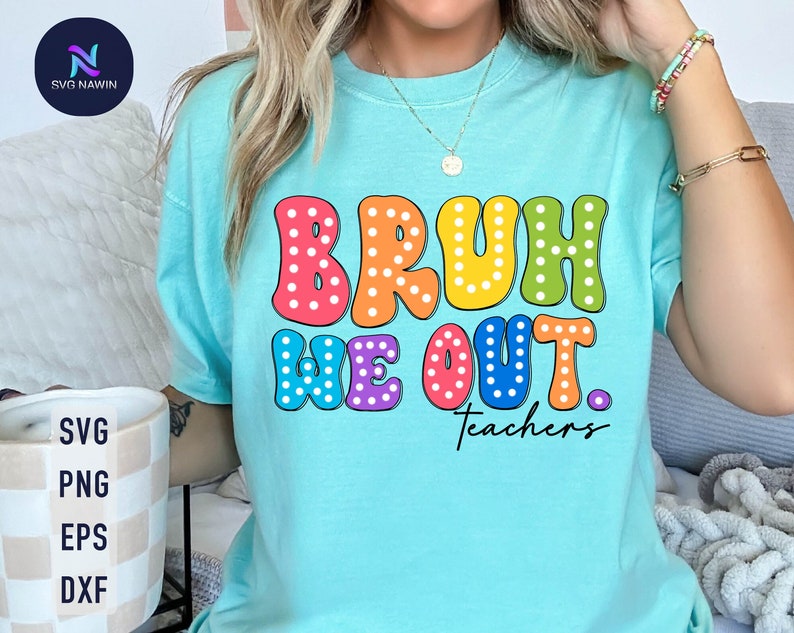 以下が含まれることがあります： レインボーカラーの白ドットで「Bruh We Out. Teachers」と書かれたターコイズブルーのTシャツです。