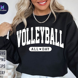 Puede incluir: Sudadera negra con texto blanco que dice "Volleyball All Day" con un s&iacute;mbolo de coraz&oacute;n entre las palabras "All" y "Day".