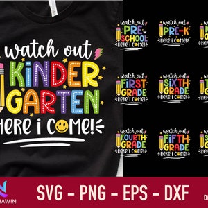 Puede incluir: Una camiseta negra con el texto "Watch out Kindergarten Here I Come!" en letras de colores. El texto está rodeado de estrellas y un rayo. También hay varias imágenes más pequeñas de lápices con el texto "Watch out [Grade] Here I Come!" para cada grado desde Pre-K hasta sexto grado.