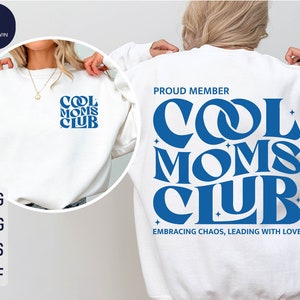 Pode incluir: Camisola branca com texto azul que diz "Proud Member Cool Moms Club Embracing Chaos, Leading With Love".