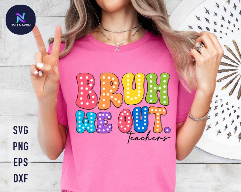 以下が含まれることがあります： 白のドット模様の虹色の文字で「Bruh We Out. Teachers」と書かれたピンクのTシャツです。