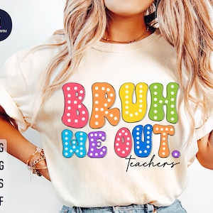 以下が含まれることがあります： 白いTシャツに「Bruh We Out. Teachers」というカラフルな水玉模様の文字が書かれています。