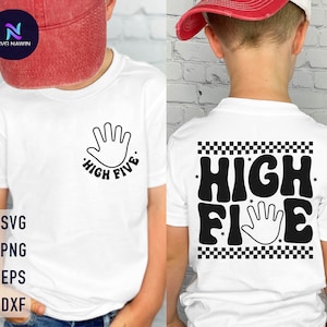 Puede incluir: Camiseta blanca con un gráfico negro de una mano con el texto "High Five" en una camiseta blanca. La parte posterior de la camiseta tiene un gráfico negro del texto "High Five" con un patrón a cuadros.