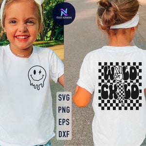 Op de afbeelding: Twee witte T-shirts met verschillende ontwerpen. Het eerste shirt heeft een zwart, druppelend smiley-gezicht met een bliksem. Het tweede shirt heeft een zwart-witte geruite achtergrond met de tekst "Wild Child" in zwart met een vredesteken en een bliksem.