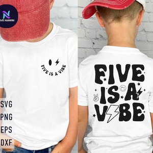 Puede incluir: Camiseta blanca con texto negro que dice "Five is a Vibe" con una carita sonriente y un rayo.