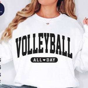 Puede incluir: Sudadera blanca con texto negro que dice "Volleyball All Day" con un s&iacute;mbolo de coraz&oacute;n entre las palabras "All" y "Day".