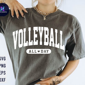 Puede incluir: Una camiseta gris con el texto "VOLLEYBALL ALL DAY" en blanco. El texto est&aacute; en una fuente de estilo universitario con un s&iacute;mbolo de coraz&oacute;n entre "ALL" y "DAY".