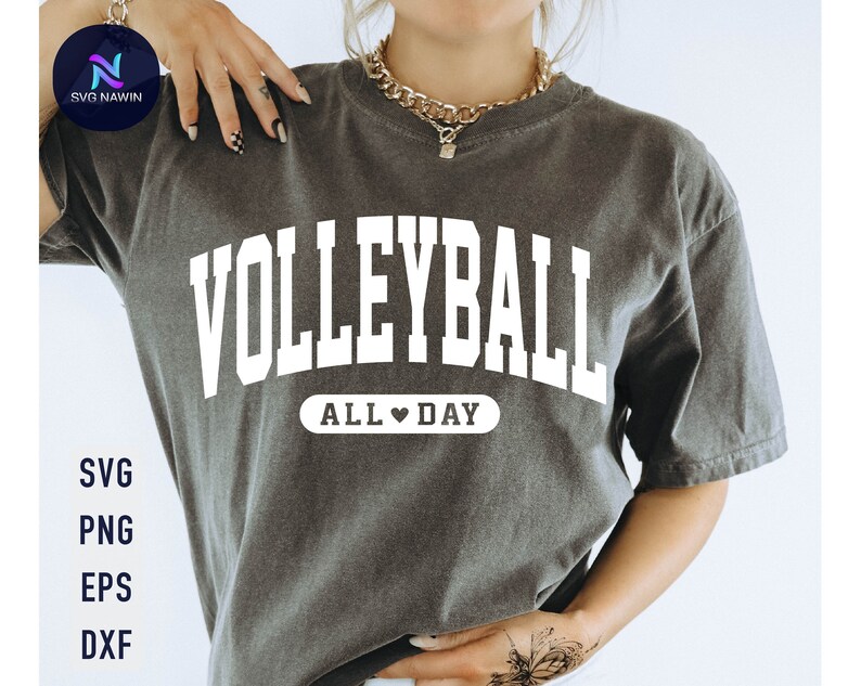 Puede incluir: Una camiseta gris con el texto "VOLLEYBALL ALL DAY" en blanco. El texto est&aacute; en una fuente de estilo universitario con un s&iacute;mbolo de coraz&oacute;n entre "ALL" y "DAY".