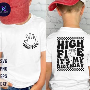 Puede incluir: Camiseta blanca con texto negro que dice "High Five It's My Birthday" con un gráfico de mano negro. El texto está en un estilo de fuente retro.