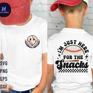 Op de afbeelding: Twee witte T-shirts met baseball-thema's. Het eerste shirt heeft een glimlachende baseball met een bliksem en de tekst "Baseball Brother". Het tweede shirt heeft een baseball met een knuppel en de tekst "I'm Just Here For The Snacks".