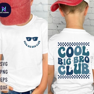 Pode incluir: Camiseta branca com um gráfico azul e branco que diz "Cool Big Bro Club" e óculos de sol. O gráfico está em um estilo retrô.