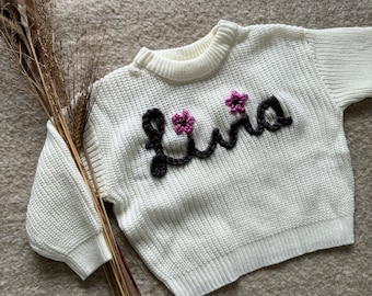 Geborduurde trui - naam trui - embroidered sweater - kraamcadeau - babycadeau - handgeborduurd - gepersonaliseerde trui - trui met naam