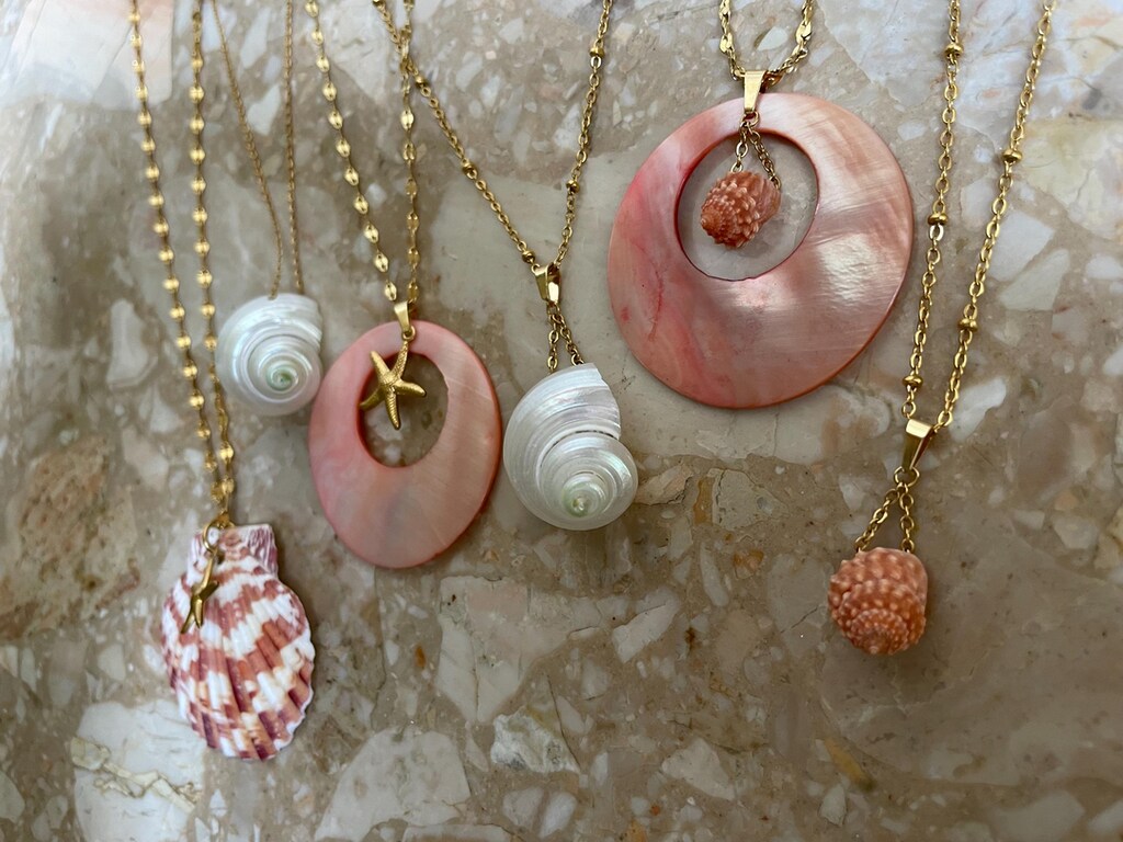 Collana Floreale Con Conchiglia Gialla E Perle Di Vetro – Lunghezza 48 Cm, Chiusura A Bottone, Regalo Estate