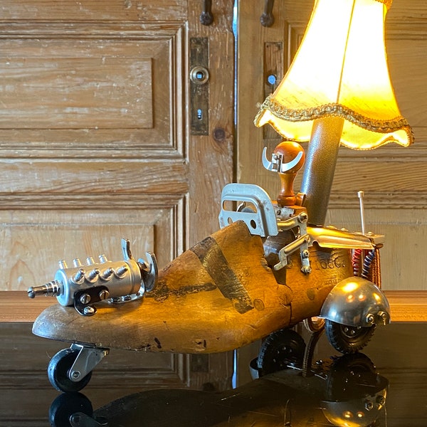 Lampe de table upcycling steampunk moto voiture robot