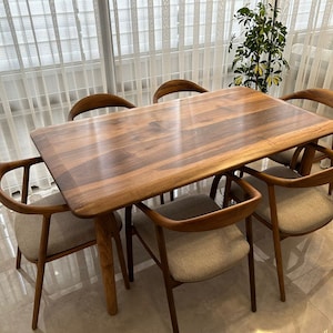Elegante walnoothouten eettafel en stoelenset - Middeleeuwse eettafel, handgemaakte massief houten tafel met houten poten