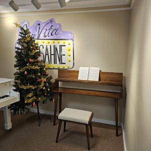 Handgemaakte pianostandaard, massief houten pianobureau, kinderpianostandaard, pianotoetsenbordtafel, piano met displaystandaard, handgemaakt houten cadeau