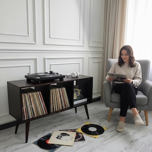 Mueble de madera maciza para almacenar vinilos, mueble de TV, mueble de TV de madera, soporte para tocadiscos, soporte para tocadiscos con estante, mueble para música de mediados de siglo.
