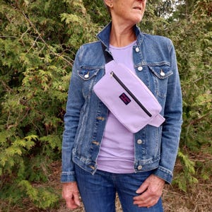 Sac bandoulière / sac de taille à deux poches fabriqué à partir de tissu recyclé