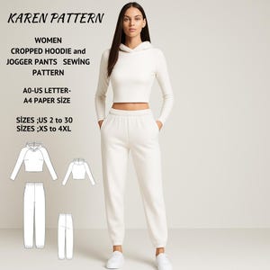 Könnte beinhalten: Schnittmuster für einen cremefarbenen Cropped-Hoodie und Jogginghose. Das Muster umfasst die Größen US 2 bis 30 und XS bis 4XL. Das Bild zeigt auch eine Frau, die das Outfit trägt. Der Text auf dem Bild lautet "KAREN PATTERN" und "WOMEN CROPPED HOODIE and JOGGER PANTS SEWING PATTERN".