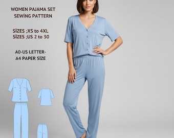 Op de afbeelding: Een lichtblauwe pyjamaset, bestaande uit een top met korte mouwen en knopen en een bijpassende broek. De afbeelding toont ook een naaipatroon met de tekst "KAREN PATTERN" en "WOMEN PAJAMA SET SEWING PATTERN". Maten XS tot 4XL en US 2 tot 30 worden vermeld.