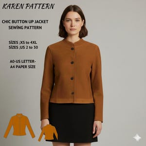 Puede incluir: Una mujer con una chaqueta marrón abotonada y una falda negra. La chaqueta tiene cuello mandarín y mangas largas. La imagen incluye texto: "KAREN PATTERN", "CHIC BUTTON UP JACKET SEWING PATTERN" e información de tallas.