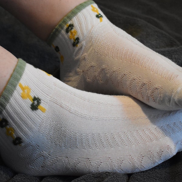 weiße getragene Socken mit Blümchen Muster