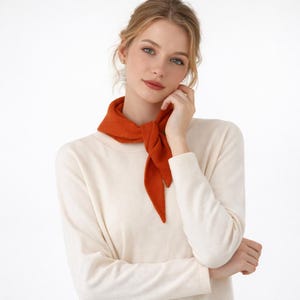 Bufanda triangular de lana acogedora para mujer, chal de punto suave y cálido, pañuelo de cuello tejido a mano, ligero y moderno, regalo de cumpleaños.