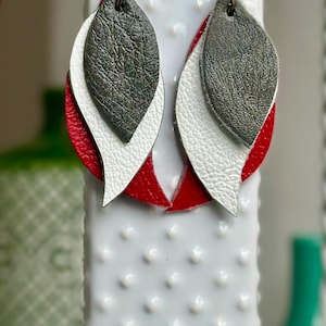 アップサイクルレザーの葉っぱ型イヤリング – レッド、ホワイト、グレー、スターリングシルバーのフック付き