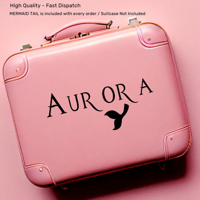 Peut inclure: Valise rose avec une queue de sir&egrave;ne noire et le nom "AURORA" &eacute;crit dessus.