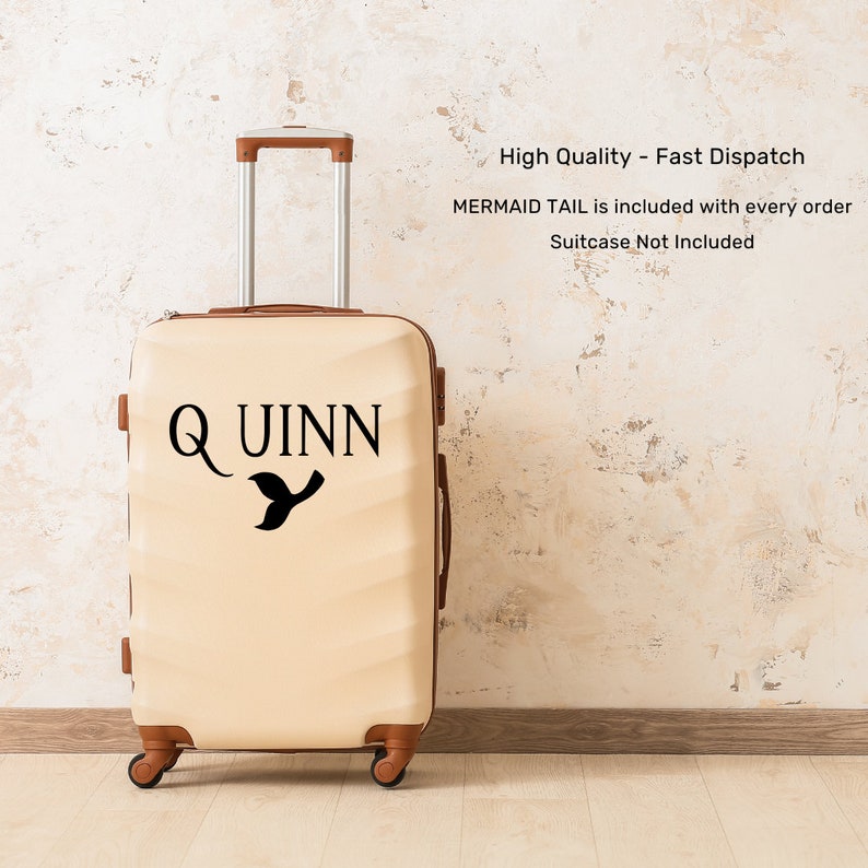 Peut inclure: Une valise beige avec une poign&eacute;e et des roulettes brunes. La valise a une queue de sir&egrave;ne noire et le nom "QUINN" imprim&eacute; sur le devant. Le texte "High Quality - Fast Dispatch" et "MERMAID TAIL is included with every order. Suitcase Not Included" est imprim&eacute; au-dessus de la valise.