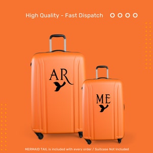 Peut inclure: Deux valises orange avec des poign&eacute;es et des roulettes noires. La plus grande valise porte les initiales "AR" et un motif de queue de sir&egrave;ne. La plus petite valise porte les initiales "ME" et un motif de queue de sir&egrave;ne.  "MERMAID TAIL is included with every order / Suitcase Not Included" est imprim&eacute; sous les valises.