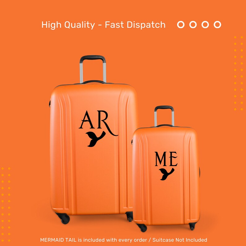 Peut inclure: Deux valises orange avec des poign&eacute;es et des roulettes noires. La plus grande valise porte les initiales "AR" et un motif de queue de sir&egrave;ne. La plus petite valise porte les initiales "ME" et un motif de queue de sir&egrave;ne.  "MERMAID TAIL is included with every order / Suitcase Not Included" est imprim&eacute; sous les valises.