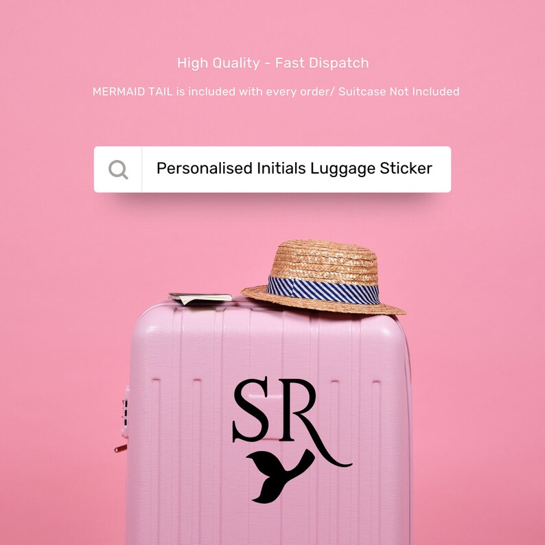 Peut inclure: Valise rose avec un autocollant de bagage personnalis&eacute; avec les initiales "SR" et une queue de sir&egrave;ne. La valise est surmont&eacute;e d'un chapeau de paille avec un bandeau bleu et blanc. Le texte "Personalised Initials Luggage Sticker" est visible dans une barre de recherche.