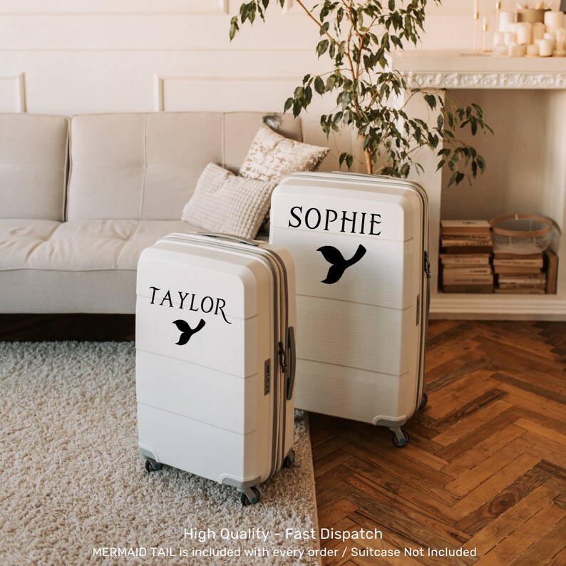 Peut inclure: Deux valises blanches avec des autocollants de queue de sir&egrave;ne noirs et des noms personnalis&eacute;s "Taylor" et "Sophie".
