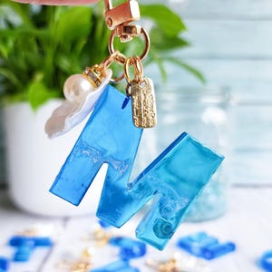 Llavero con letras de concha real personalizado, llavero con alfabeto inicial del océano, regalo de resina hecho a mano para su cumpleaños, regalo para maestra, regalo para mamá, día de la madre