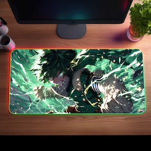 Peut inclure: Personnage d'anime vert et noir avec des cheveux et des yeux verts, portant un costume vert et blanc, sur un fond vert et blanc, sur un tapis de souris noir et vert.