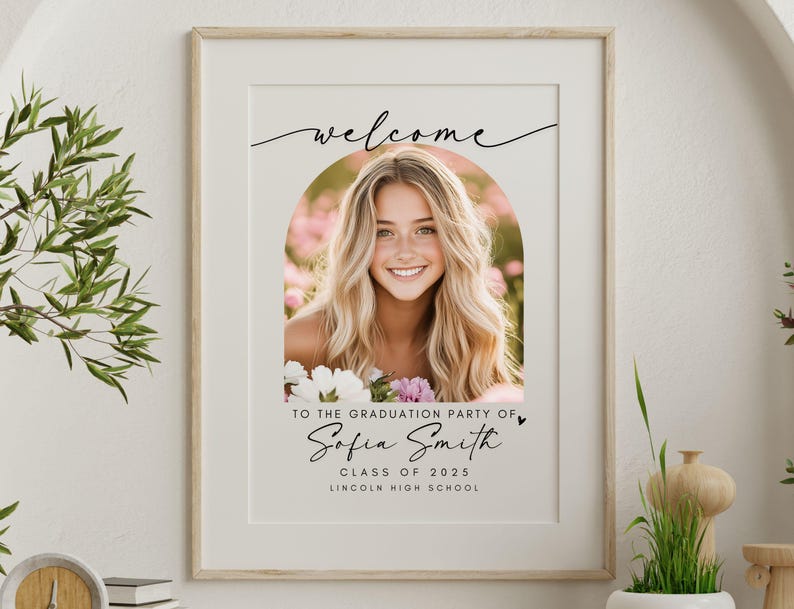 Peut inclure: Une pancarte de f&ecirc;te de fin d'&eacute;tudes blanche avec une arche noire et le texte "Bienvenue &agrave; la f&ecirc;te de fin d'&eacute;tudes de Sofia Smith, Classe de 2023, Lincoln High School". Une photo d'une jeune femme aux longs cheveux blonds est dans l'arche.