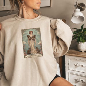 Può includere: Un cartello in legno rustico con la scritta "Welcome to our home" in lettere bianche. Il cartello presenta una finitura invecchiata e un design semplice e invitante, ideale per l'arredamento dell'ingresso.