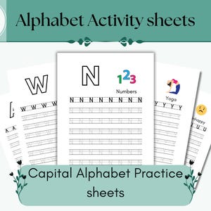 Może przedstawiać: Pięć drukowanych arkuszy ćwiczeń alfabetu dla dzieci. Każdy arkusz zawiera dużą literę, z liniami do śledzenia i pisania litery. Arkusze zawierają również liczbę, pozycję jogi i uśmiechniętą buźkę.