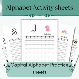 Może przedstawiać: Pięć drukowanych arkuszy ćwiczeń alfabetu dla dzieci, aby ćwiczyły pisanie dużych liter. Każdy arkusz zawiera inną literę alfabetu, obrazek i literę powtórzoną wiele razy. Litery są drukowane czarnym kolorem na białym tle.