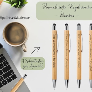 Könnte beinhalten: Vier Kugelschreiber aus Bambus mit silbernen Clips und schwarzen Eingabestift-Spitzen. Jeder Stift ist mit dem Text 'Dein Wunschname / Kurztext' graviert. Das Bild enthält den Text 'Personalisierter Kugelschreiber - Bambus -' und '4 Schriftarten zur Auswahl'.