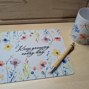 Textiles Mauspad mit Motiv**230 x 190 cm**Libelle | Schmetterling | Wildblumen**