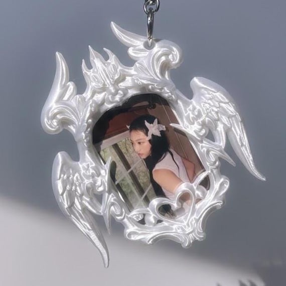 Y2K Gothic Angel Card Holder, Cybercore Photocard Protector, Winged Aesthetic 84mm*55mm, Pop Anime Merch Display