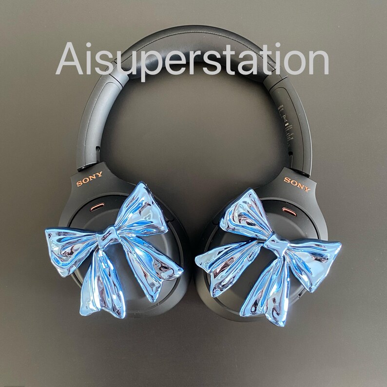 Pu&ograve; includere: Un paio di cuffie nere over-ear con dettagli a nastro blu. Le cuffie hanno la scritta "SONY" stampata su ogni padiglione.