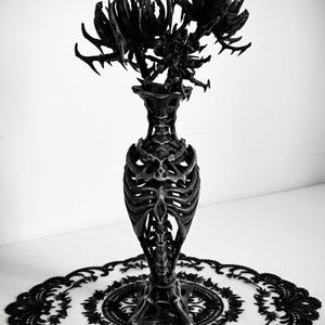 Jarrón gótico con forma de caja torácica y 3 flores de loto, decoración de esqueleto anatómico, arte Memento Mori, rarezas y curiosidades espeluznantes, regalo de estilo Dark Academia.