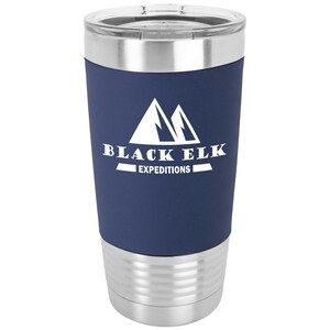 Peut inclure: Un gobelet isotherme bleu marine avec un bord et une base argentés. Le gobelet porte l'inscription blanche "BLACK ELK EXPEDITIONS" avec un motif de montagne. Il est doté d'un couvercle transparent.
