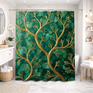 Op de afbeelding: Een groene douchegordijn met een gouden boomontwerp. De boomtakken en bladeren zijn goudkleurig, tegen een mozaïekachtige achtergrond van verschillende groentinten. Het gordijn hangt in een badkamer.